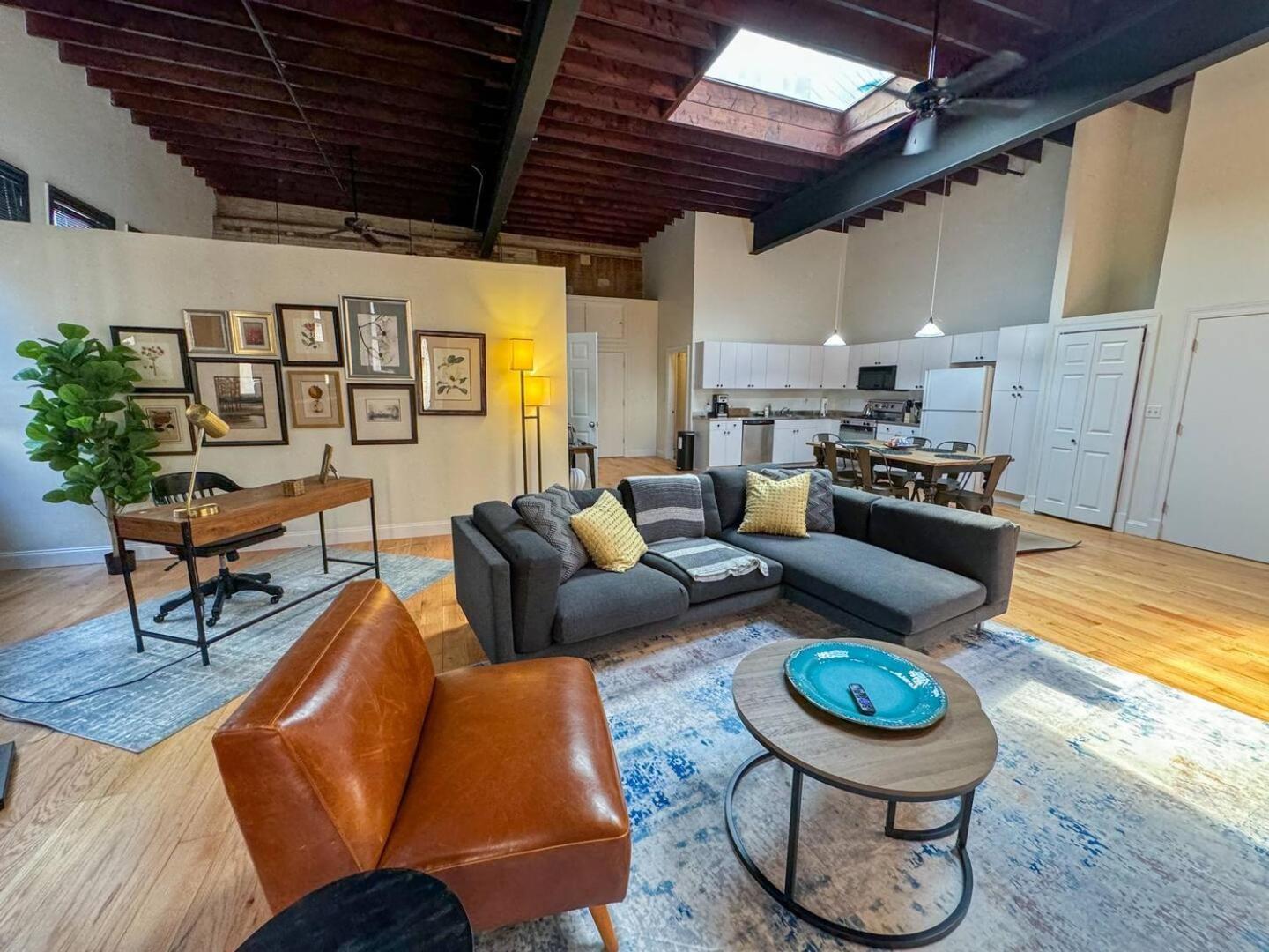 Sunny 2br W Office, Near Copley & Shopping Apartment
